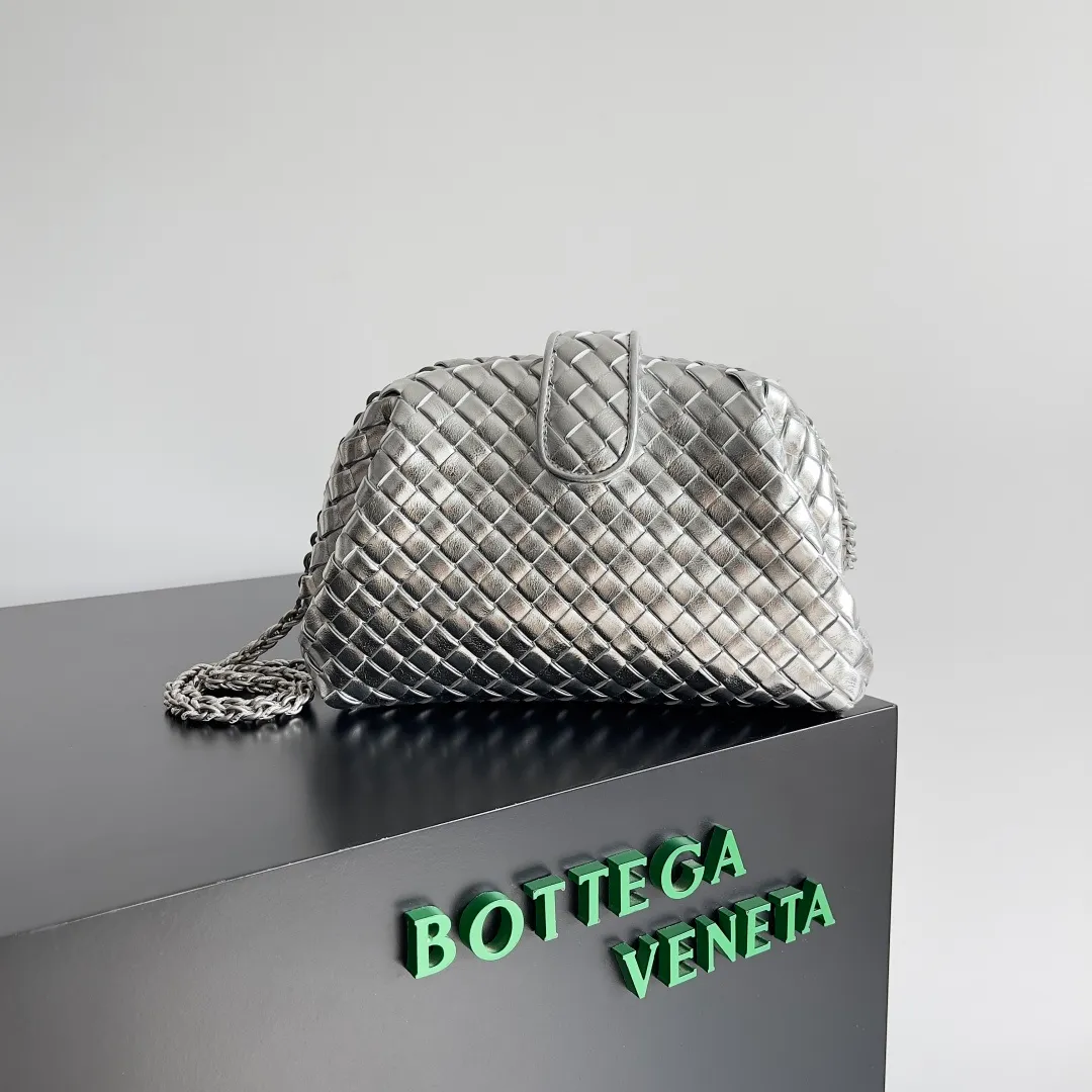 Batch 1880 BOTTEGA VENETA LAUREN 1980 small clutch bag is new! The small size that many people squat on is finally here. The self-adjustable zipper is a highlight of this bag. After being removed, it can be used as a handbag for important occasions. One bag unlocks two carrying methods at the same time. It is practical and has a unique sense of structure and beautiful lines. It is more elegant than a small cloud. It is a tribute to the classics and the pursuit of modernity. Style number: 804038 Size: 27*15*8cm